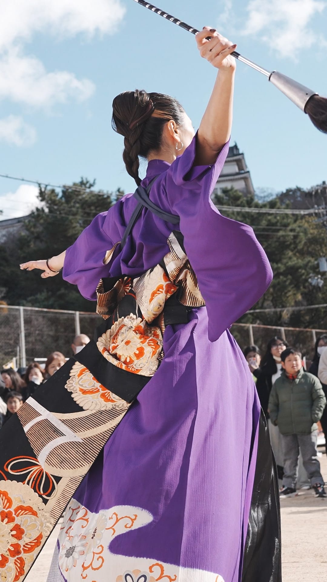Tomoka Takeda: The Artist Who Painted a New World Into Existence 2 Performing at Wakayama Castle · Photography courtesy of Tomoka Takeda