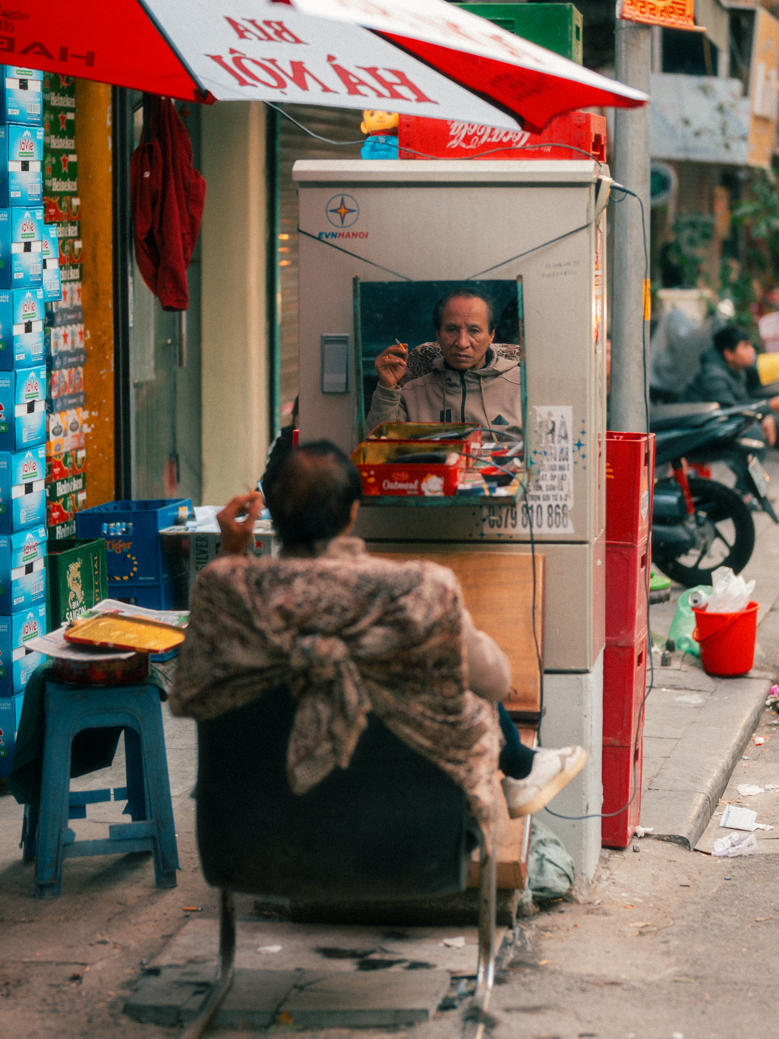 A quiet street-side moment in Hanoi. © Andrei Kostromskikh / Kosnio