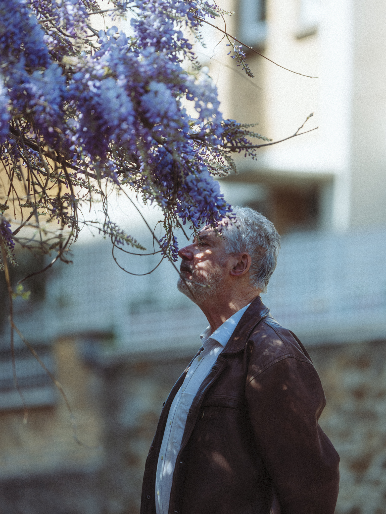 A quiet portrait beneath the wisteria. © Andrei Kostromskikh / Kosnio