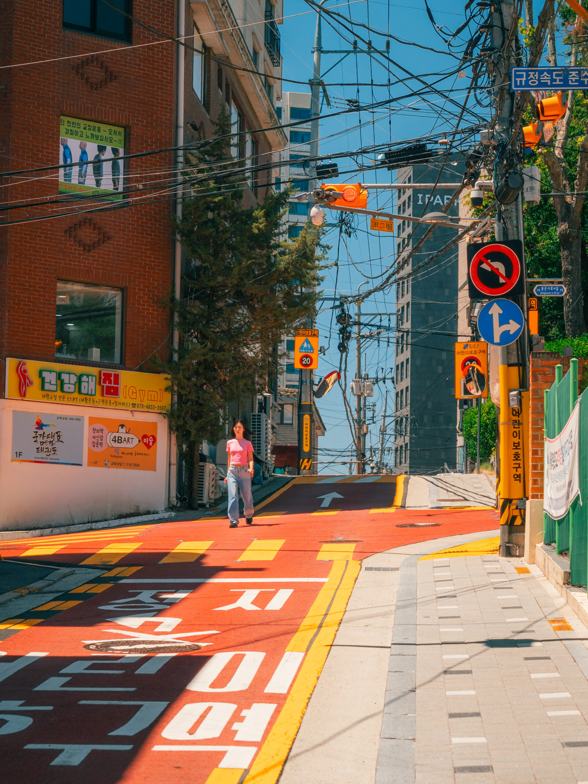 A backstreet in Seoul, South Korea. © Andrei Kostromskikh / Kosnio
